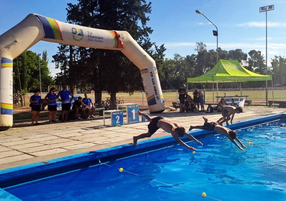 DECENAS DE CHICOS DE LAS COLONIAS DE VERANO EN EL CIRCUITO MUNICIPAL DE NATACIÓN