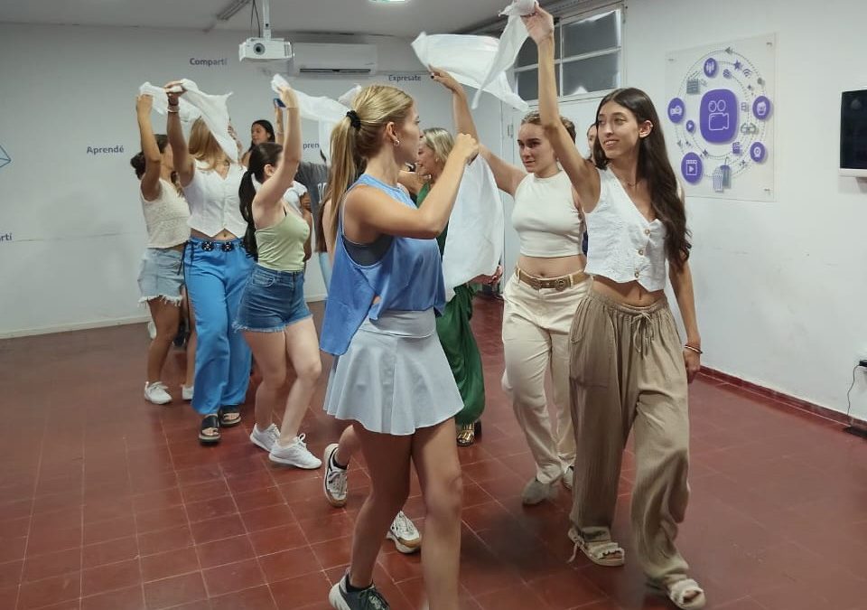 LAS REPRESENTANTES VENDIMIALES DE SAN RAFAEL SE CAPACITAN EN DANZAS FOLKLÓRICAS