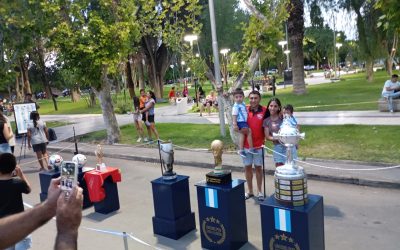 LOS VILLATUELINOS DISFRUTARON LAS RÉPLICAS DE LAS COPAS EN SU FLAMANTE PEATONAL