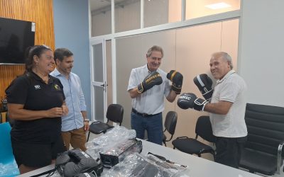 EL MUNICIPIO ENTREGÓ MATERIAL DEPORTIVO PARA LA ESCUELA DE BOXEO DE LA ISLA DEL RÍO DIAMANTE