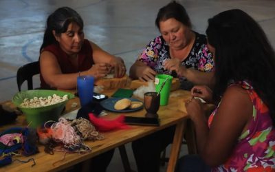SOLIDARIDAD Y COMPROMISO COMUNITARIO: APRENDIÓ A HACER FIELTRO CON EL MUNICIPIO Y AHORA LE ENSEÑA A SUS VECINAS EN EL SOSNEADO