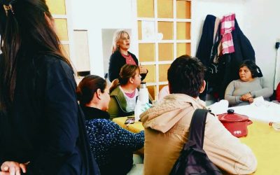 PAUSA Y ENCUENTRO LANZA SU TALLER DE TEJIDO SOLIDARIO PARA ASISTIR A FAMILIAS EN INVIERNO