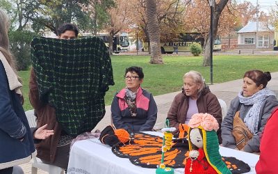 ALUMNAS DEL TALLER DE TEJIDO REALIZARON UNA JORNADA ABIERTA EN LA PLAZA INDEPENDENCIA