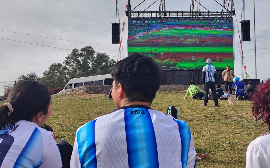 TRAS EL TRIUNFO ANTE EGIPTO, LA CÁBALA CON LA PANTALLA GIGANTE SIGUE EN EL PARQUE YRIGOYEN
