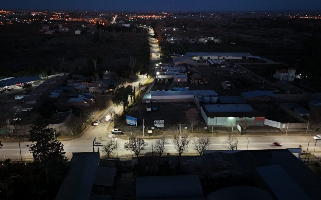 TODA LA TRAZA DE LA AVENIDA JUAN XXIII QUEDÓ ILUMINADA CON LUMINARIAS LED