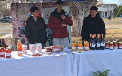 LOS ALUMNOS DE LAS ESCUELAS AGROTÉCNICAS CONTINÚAN TRABAJANDO JUNTO A LA FERIA FRANCA MUNICIPAL