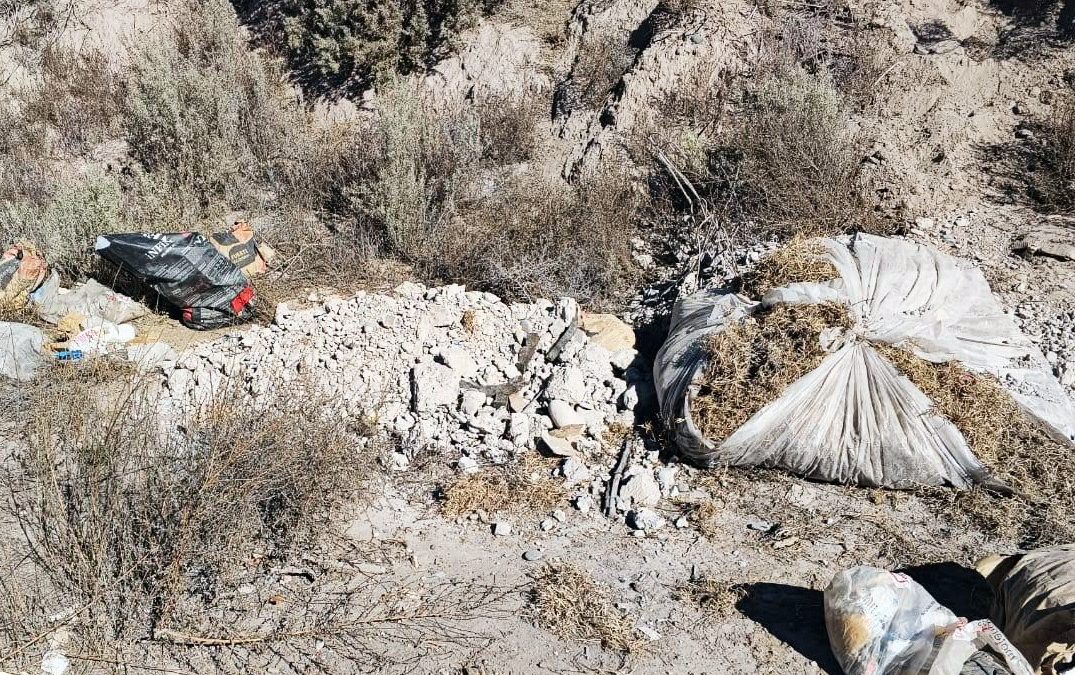 CUADRILLAS MUNICIPALES INTENSIFICAN CONTROLES Y SANCIONAN A QUIENES ARROJAN BASURA DE MANERA INDEBIDA EN LA VÍA PÚBLICA