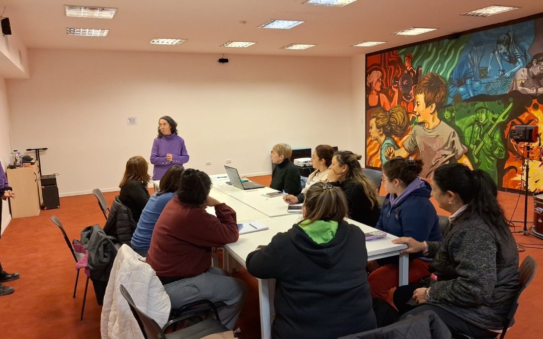 APOYO A EMPRENDEDORES: CAPACITACIÓN EN DISEÑO DE ETIQUETAS, FLYERS Y MÁS