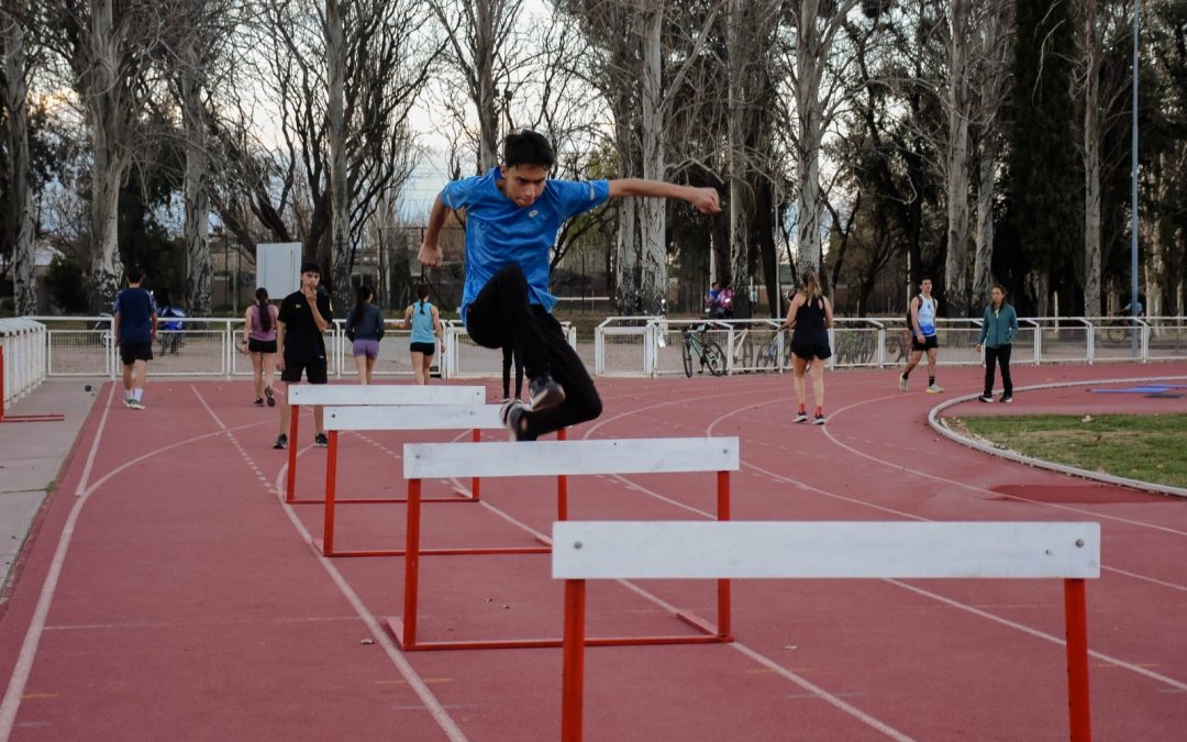 MÁS DE UN CENTENAR DE CHICOS SANRAFAELINOS EN LA ESCUELA MUNICIPAL DE ATLETISMO