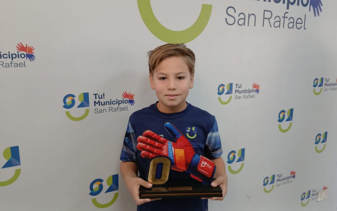 UN PEQUEÑO «IMBATIBLE» CON “GUANTES DE ACERO” EN LA ACADEMIA MUNICIPAL DE ARQUEROS