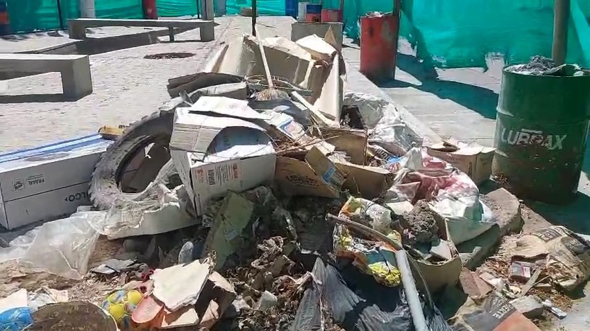 COMERCIANTES DEL CENTRO ARROJARON BASURA EN UN ESPACIO PÚBLICO Y SE EXPONEN A SEVERAS MULTAS