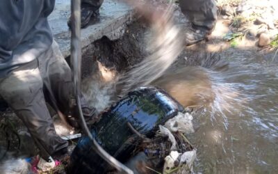 COLABORÁ CON LA LIMPIEZA: HACE UNOS DIAS LIMPIARON EL DESAGÜE DE LOS SAUCES Y AHORA RETIRARON UNA CUBIERTA DE AUTO